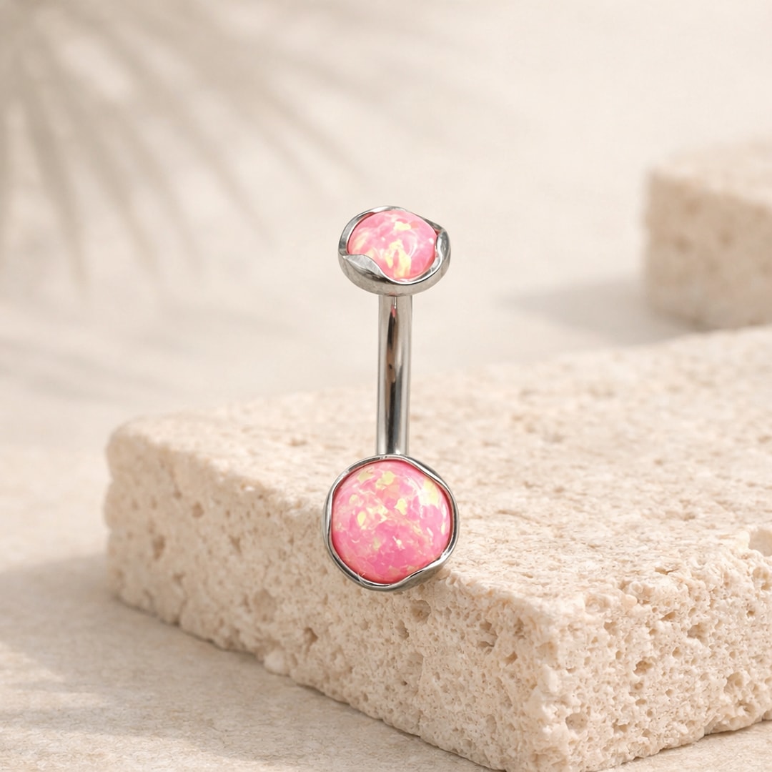 Banane de nombril en titane argenté avec deux cabochons ronds d'aspect opale rose à sertissage ondulé
