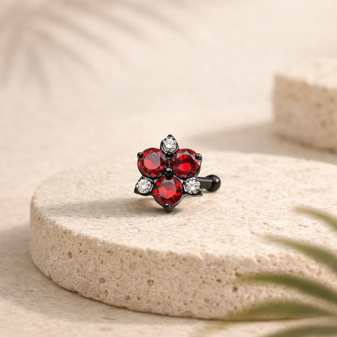 Stud flat back titane noir en forme de fleur, pétales sertis de zircons rouges et petits zircons blancs