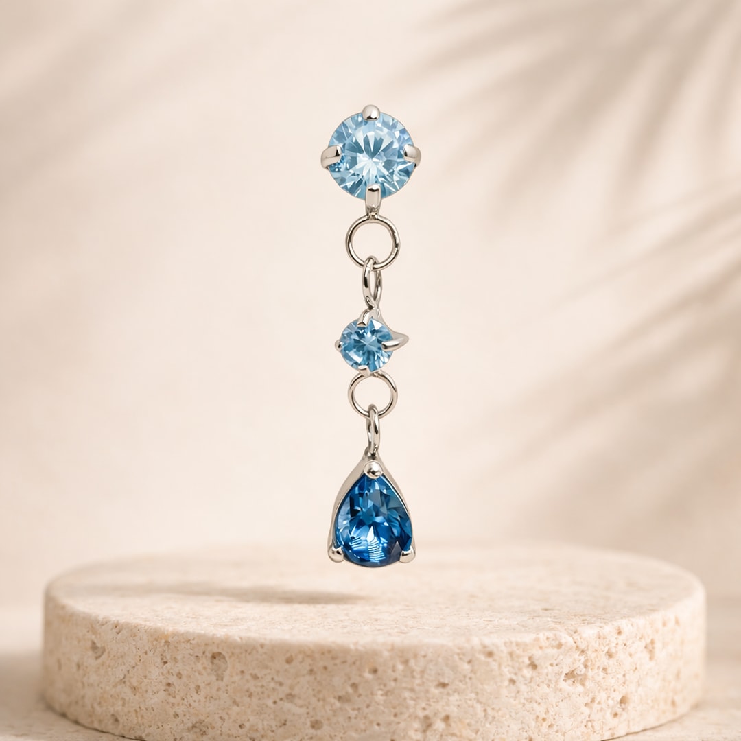 Top de piercing labret titane argenté avec chaîne pendante de zircons bleus et goutte bleu foncé