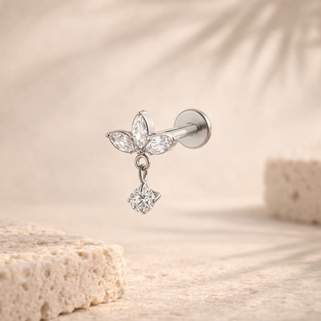 Stud flat back en titane argenté : trois zircons marquise en pétales et pendentif serti, tige 8 mm