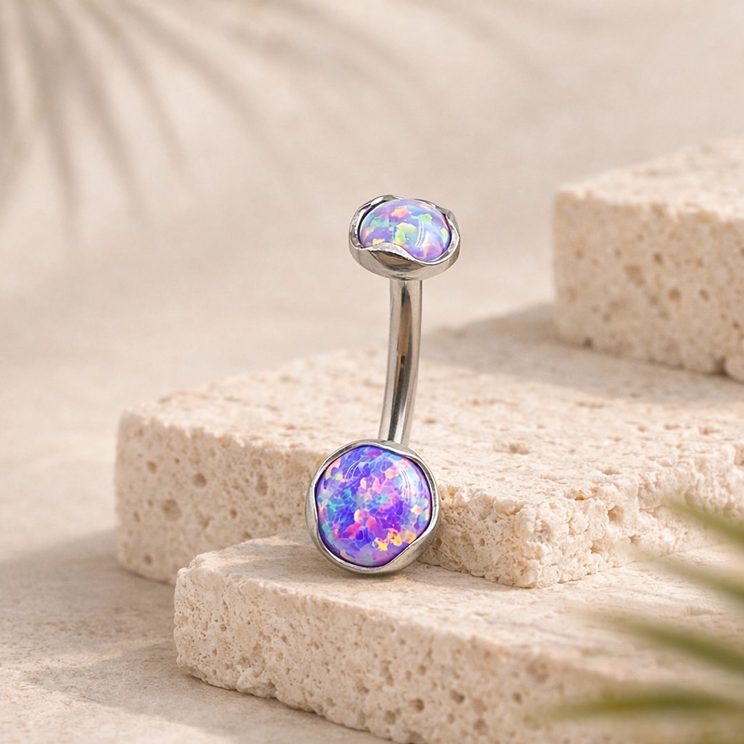 Banane de nombril en titane argenté avec deux cabochons opale violette sertis bord ondulé