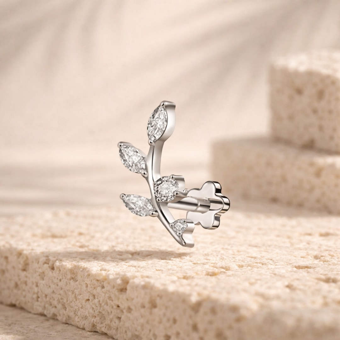 Stud flat back titane argenté en forme de branche avec feuilles serties de zircons blancs