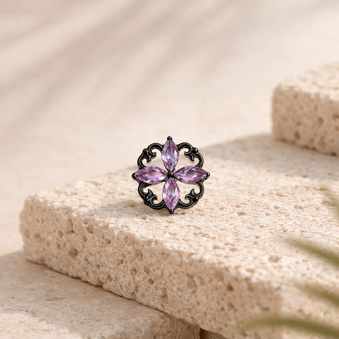 Stud flat back en titane noir, fleur de quatre zircons violets en navette dans un entourage baroque ajouré