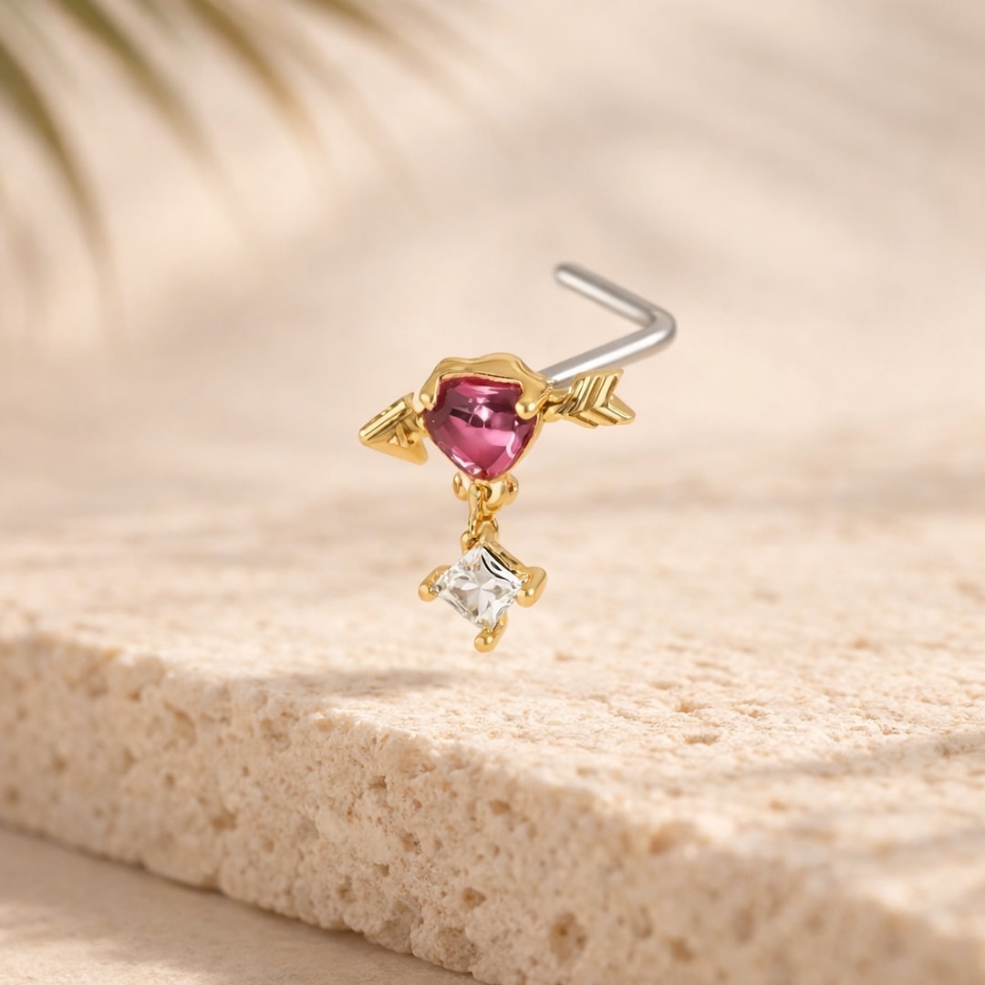 Stud de nez en L acier avec cœur rose, flèche dorée et zircon blanc pendant, sur pierre claire