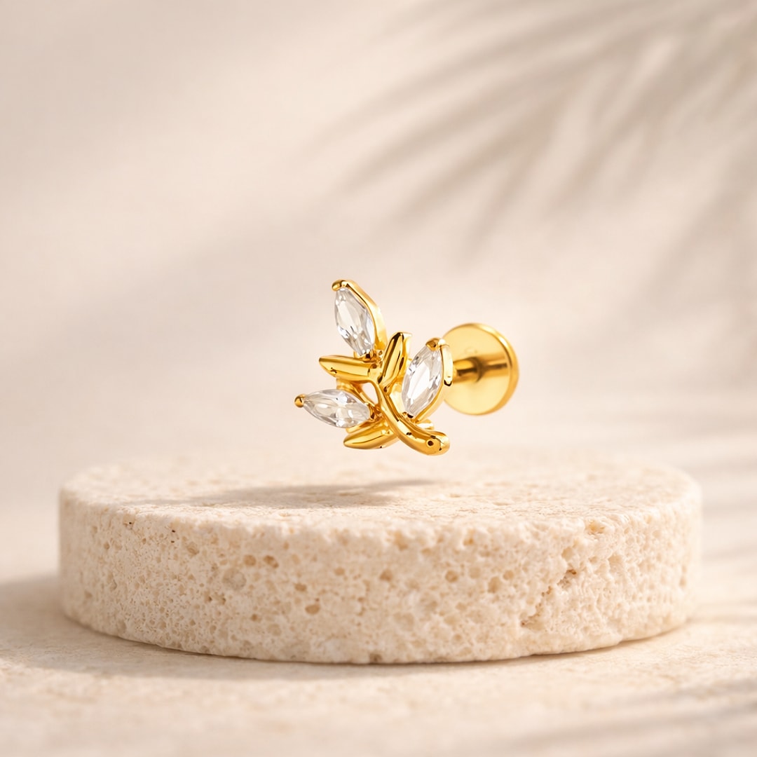 Stud flat back titane doré motif feuille avec trois zircons marquise blancs, tige 1,2 x 8 mm