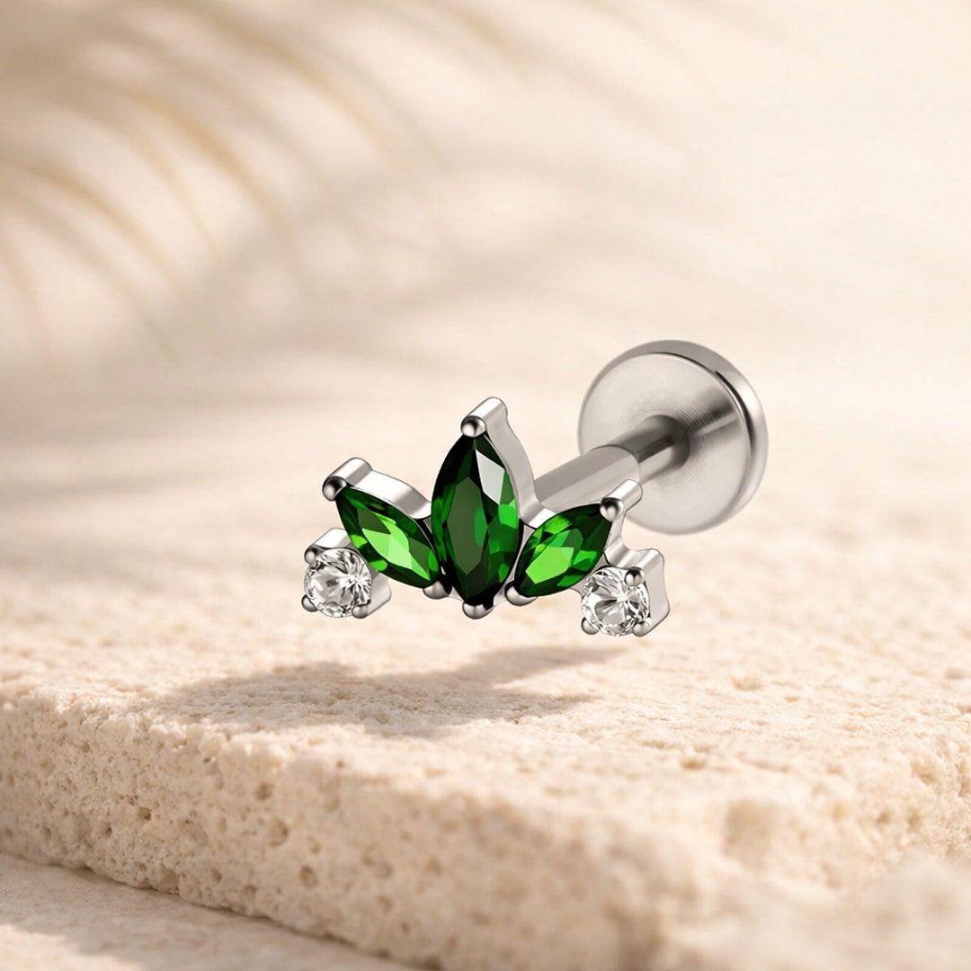 Stud flat back titane avec couronne de zircons verts marquise et deux zircons blancs