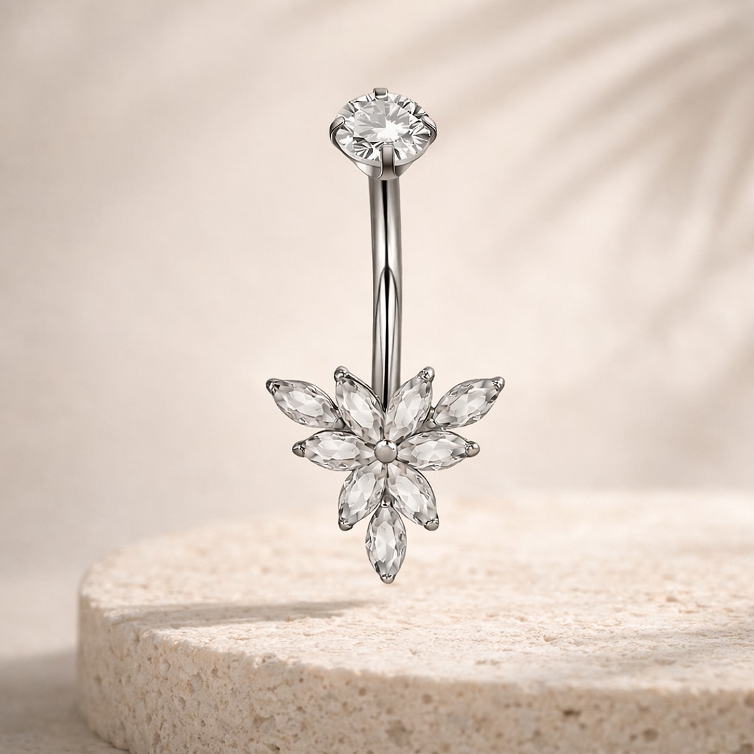 Banane de nombril en titane argenté, fleur de zircons marquises et zircon rond serti griffes