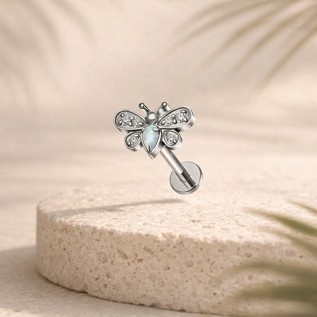 Stud flat back abeille en titane argenté, ailes serties de zircons et opale en goutte, tige 1,2 x 8 mm