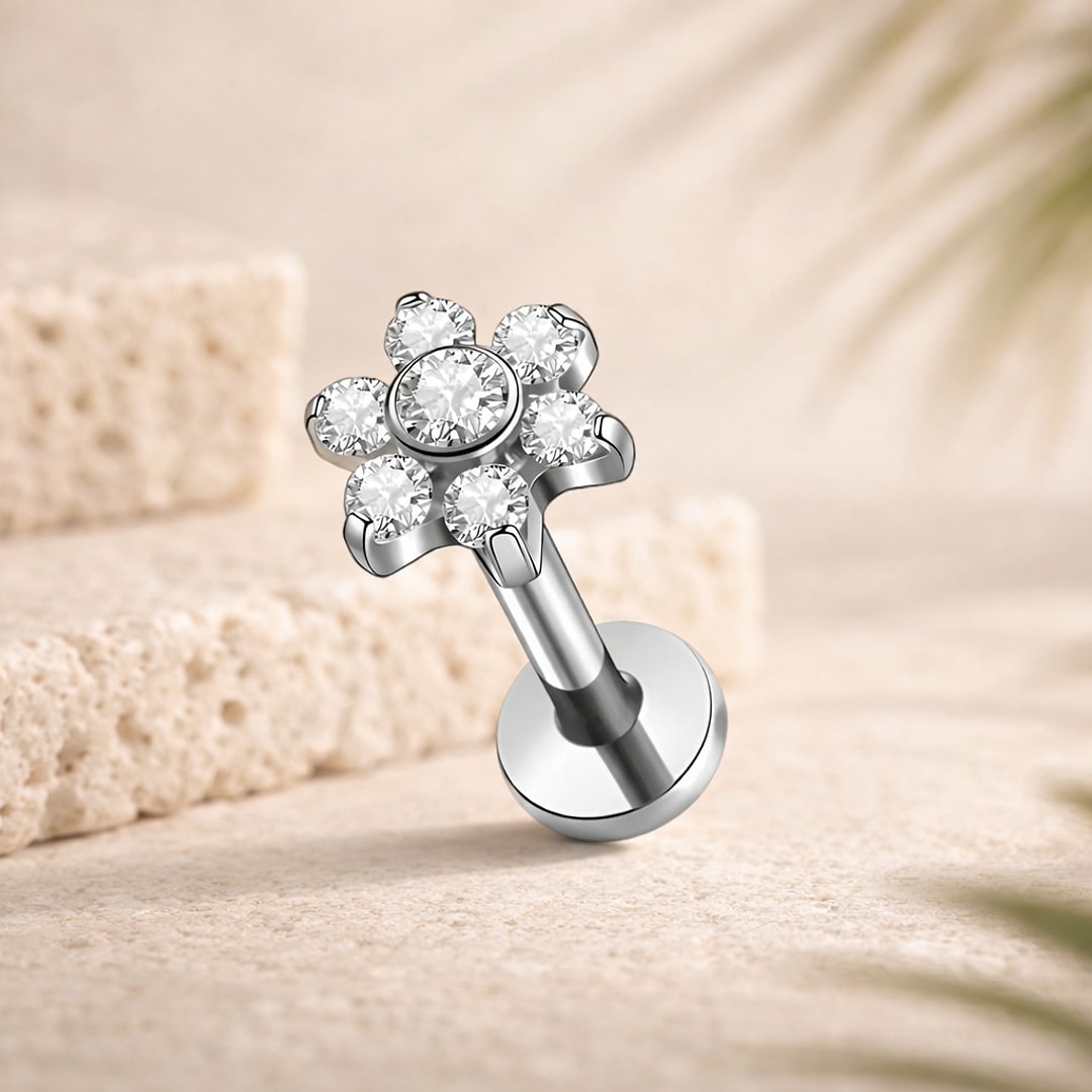 Labret acier argenté avec motif fleur à six pétales serti de zircons blancs et disque plat