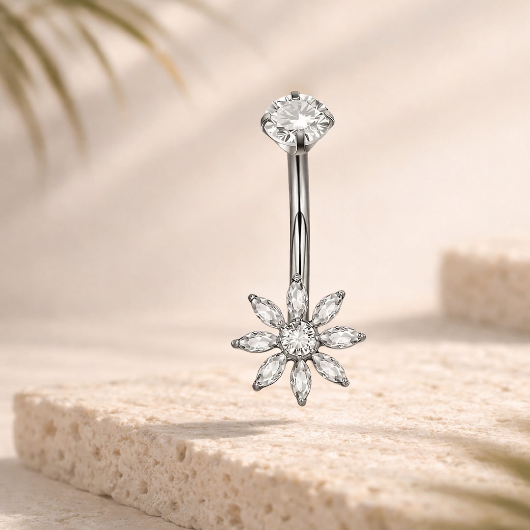 Banane de nombril en titane argenté avec fleur de zircons à huit pétales et zircon rond sur le dessus