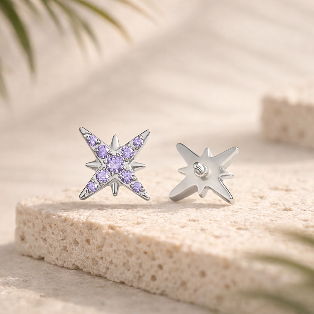 Top de piercing étoile en titane argenté serti de zircons violets, vu de face et de dos avec son filetage