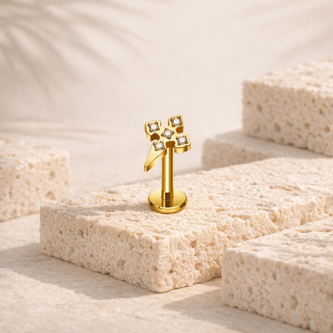 Stud flat back doré en titane, motif fleur serti de cinq zircons, posé sur pierre claire