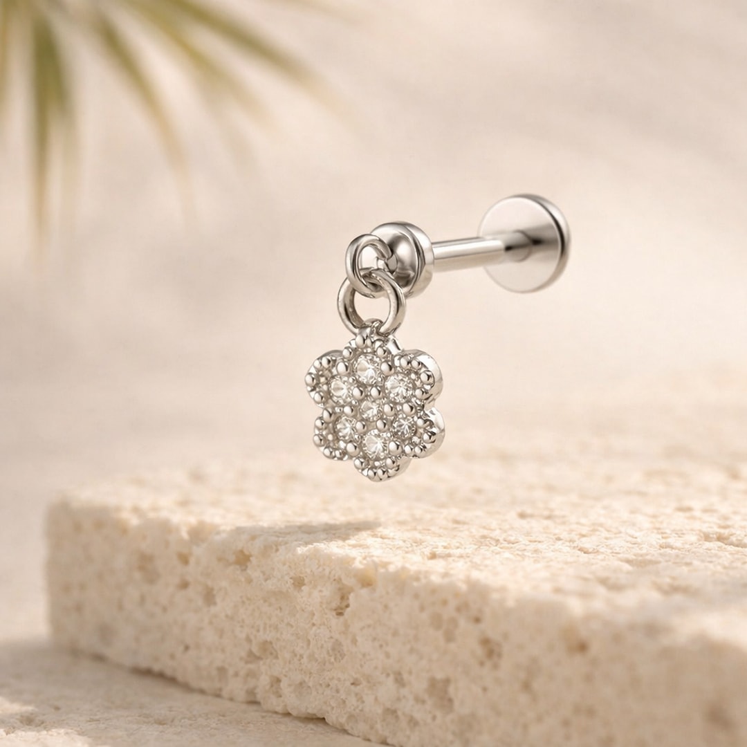 Stud flat back avec pendentif fleur pavé de zircons blancs, tige fine et disque plat, posé sur pierre claire