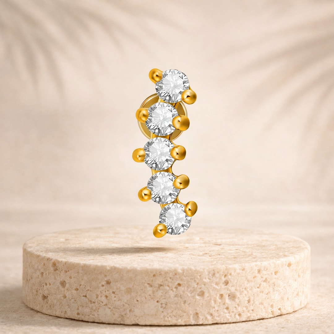 Labret doré motif 36 avec ligne courbe de cinq cristaux blancs sertis griffes, acier plaqué or, sur socle en pierre claire