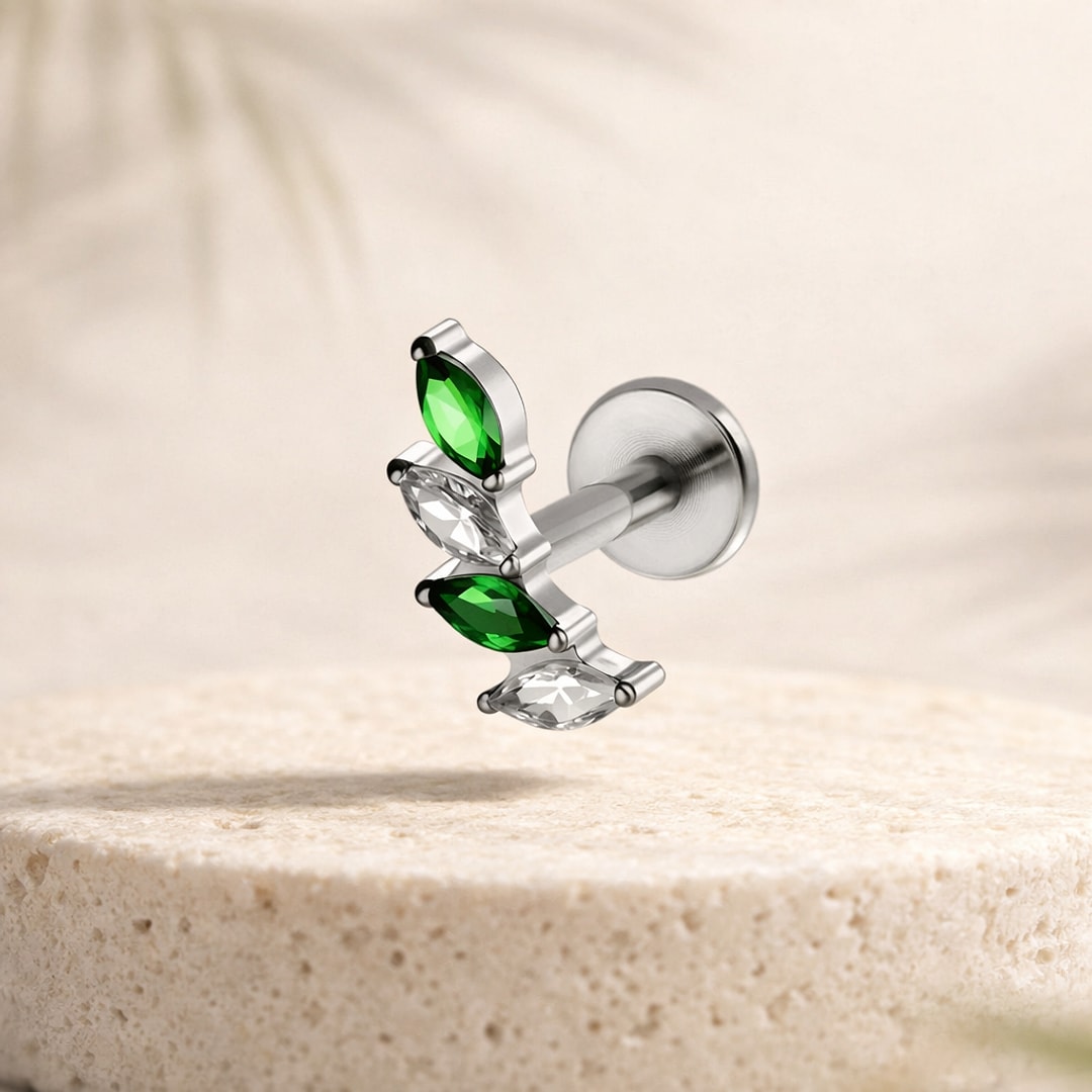 Labret flat back titane argenté avec quatre zircons marquise verts et blancs en feuilles