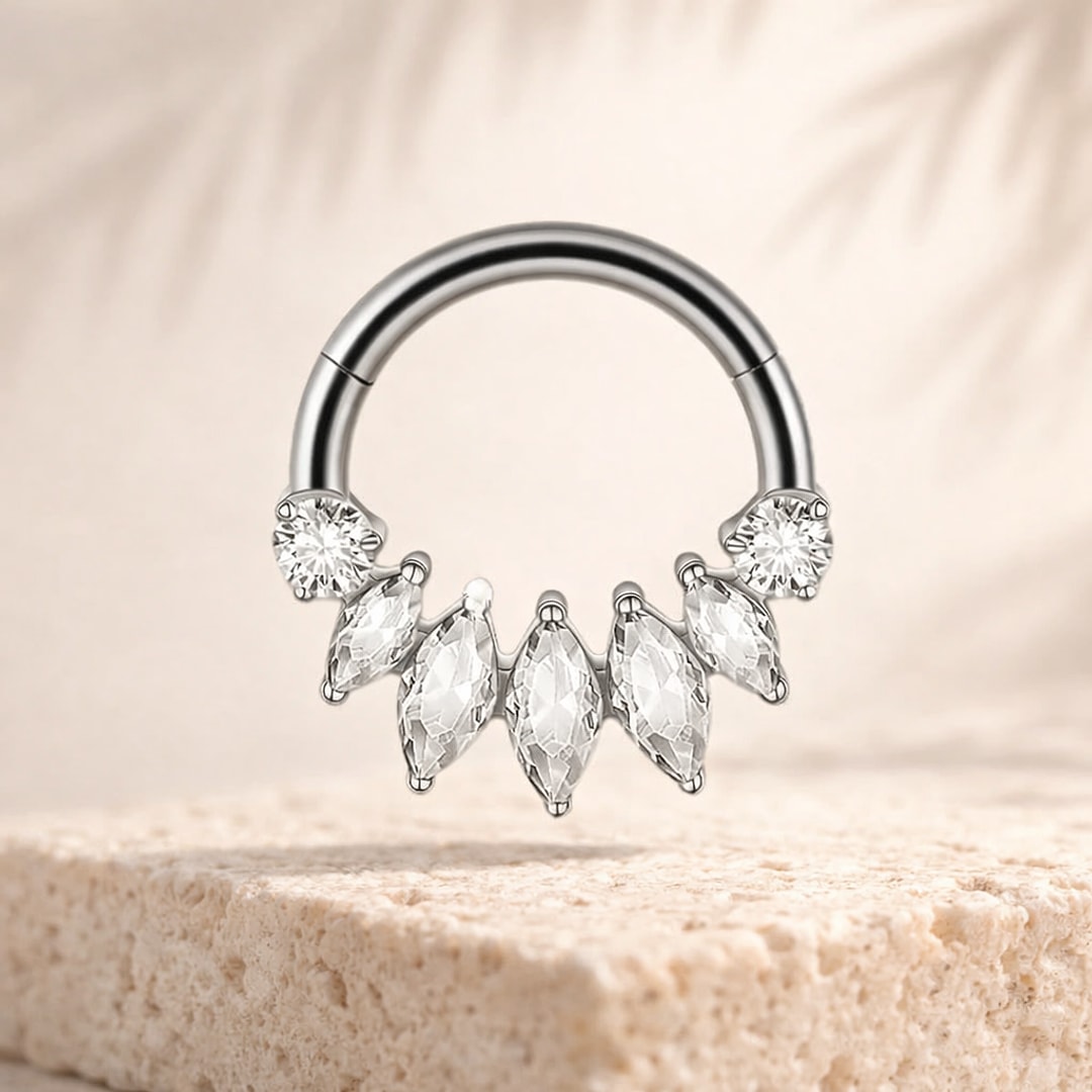 Clicker septum en titane argenté orné de cinq zircons marquise et deux zircons ronds
