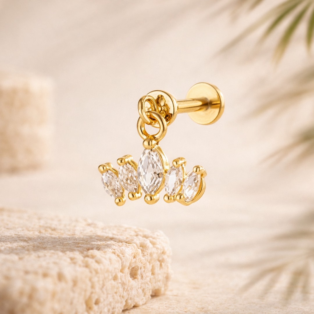 Stud flat back à visser avec pendentif couronne de cinq pierres marquise blanches, posé sur une pierre claire