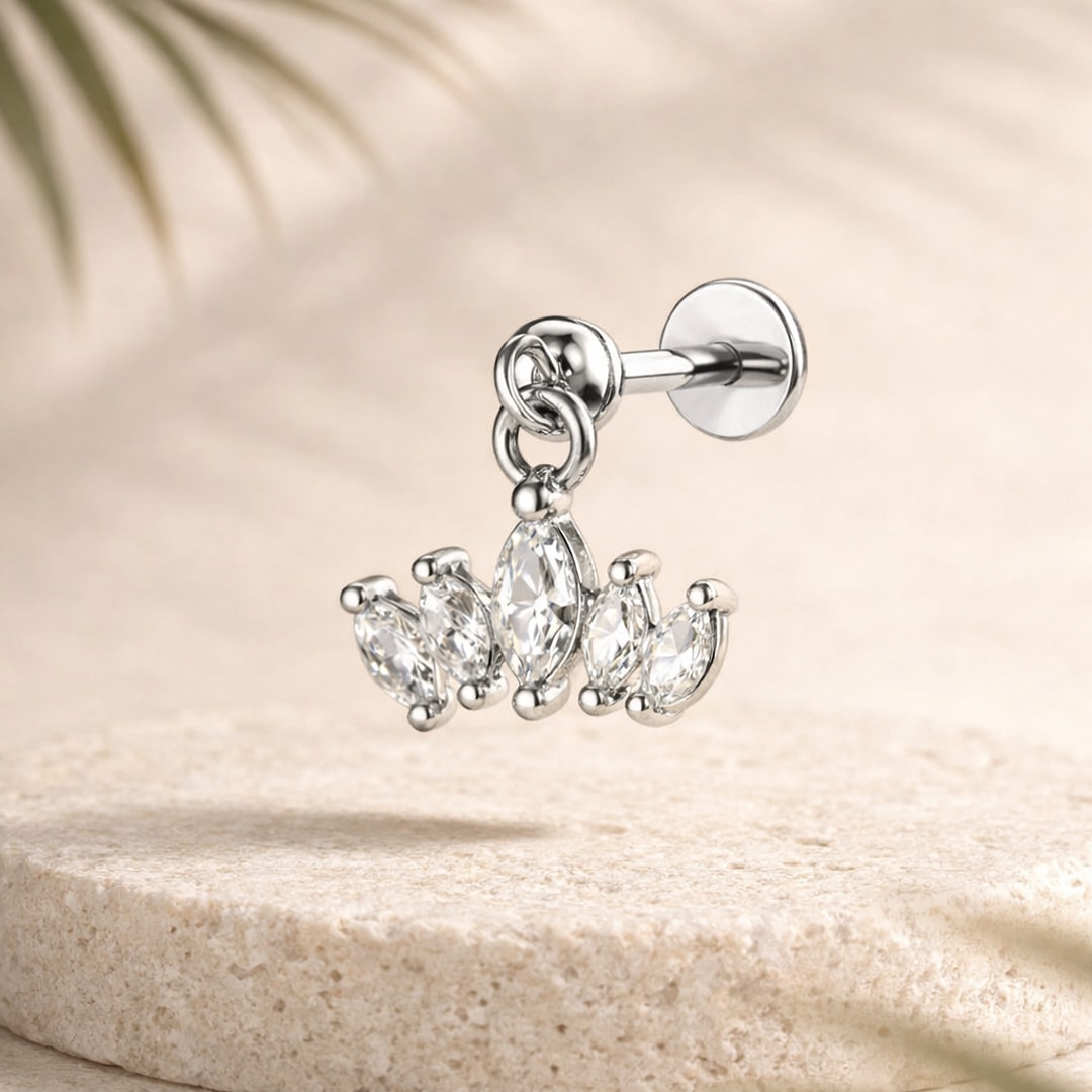 Stud flat back avec pendentif couronne de cinq zircons marquise sertis en éventail, tige à disque plat
