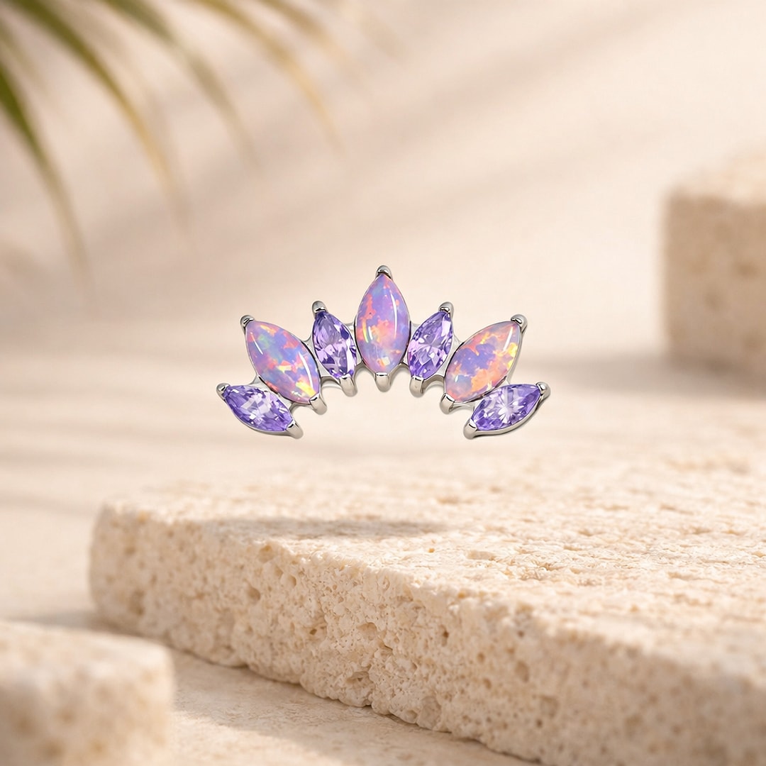 Top de piercing en titane argenté, éventail de pierres navette opale violette et zircons mauves, posé sur pierre claire