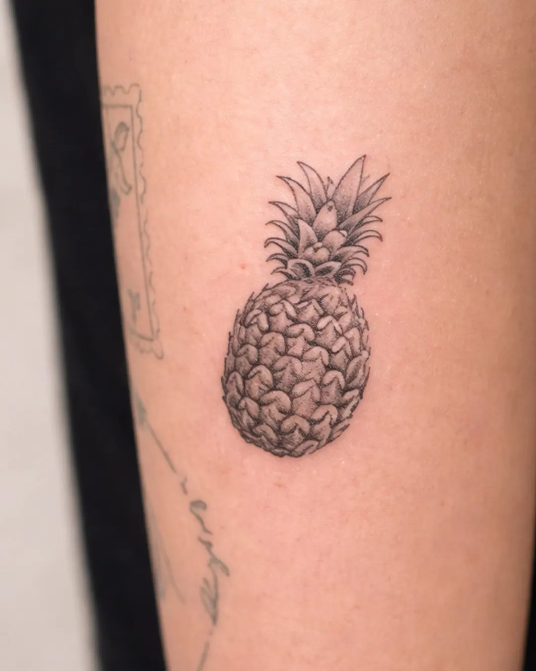 Tatouage ananas réaliste en black and grey