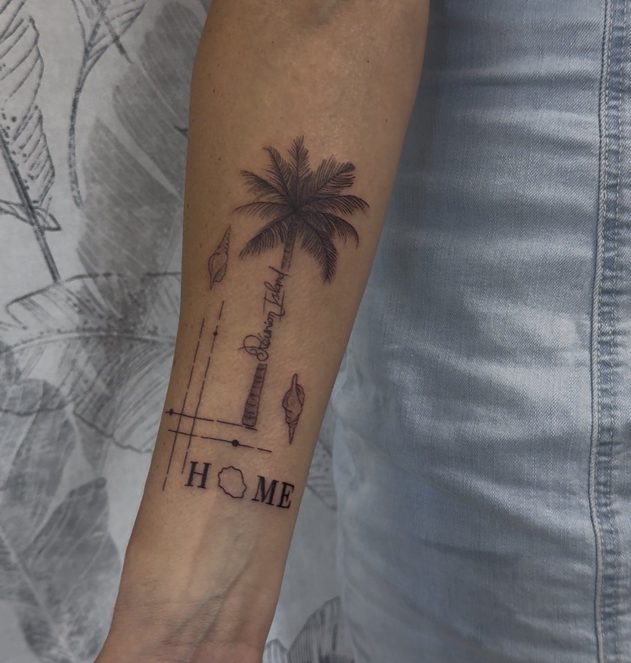 Tatouage avant-bras palmier avec le mot Home