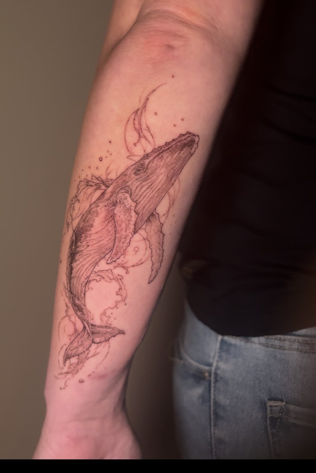 Tatouage baleine à bosse en fine line sur l’avant-bras
