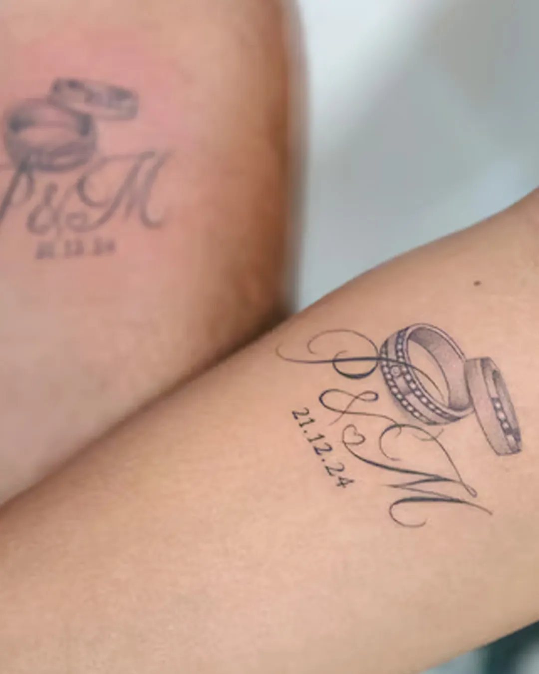Tatouage couple d’alliances avec initiales et date de mariage, réalisé par Jordan à Saint-Denis, La Réunion