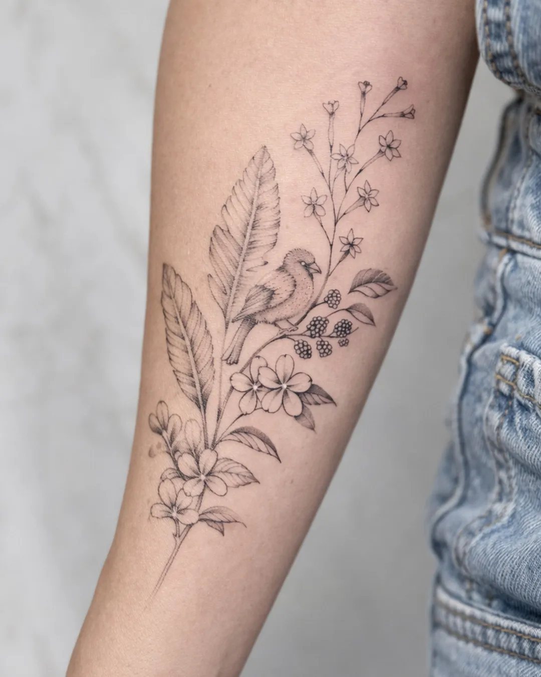 Tatouage bouquet de fleurs en fine line sur l’avant-bras