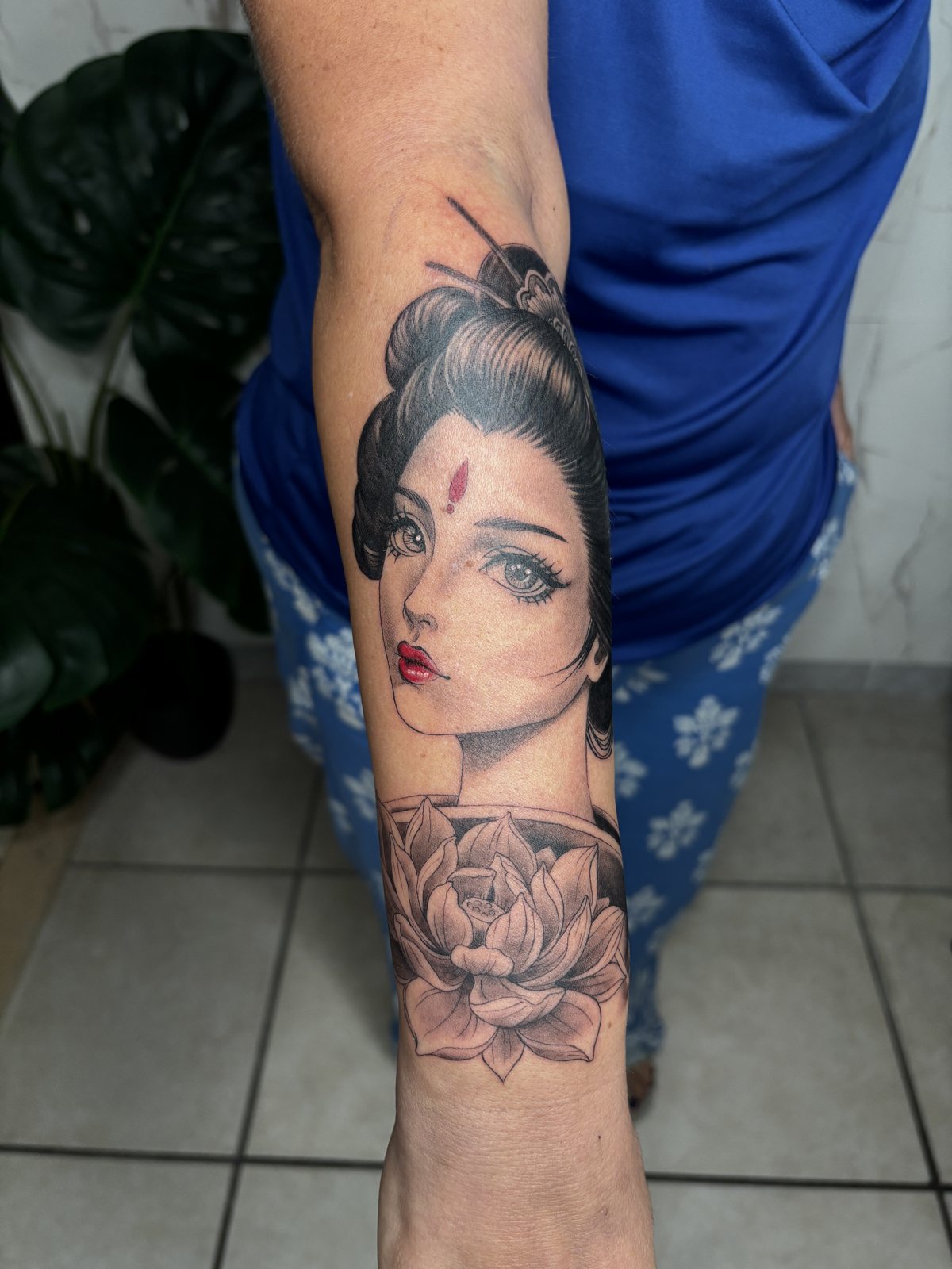 Tatouage geisha et rose sur l’avant-bras