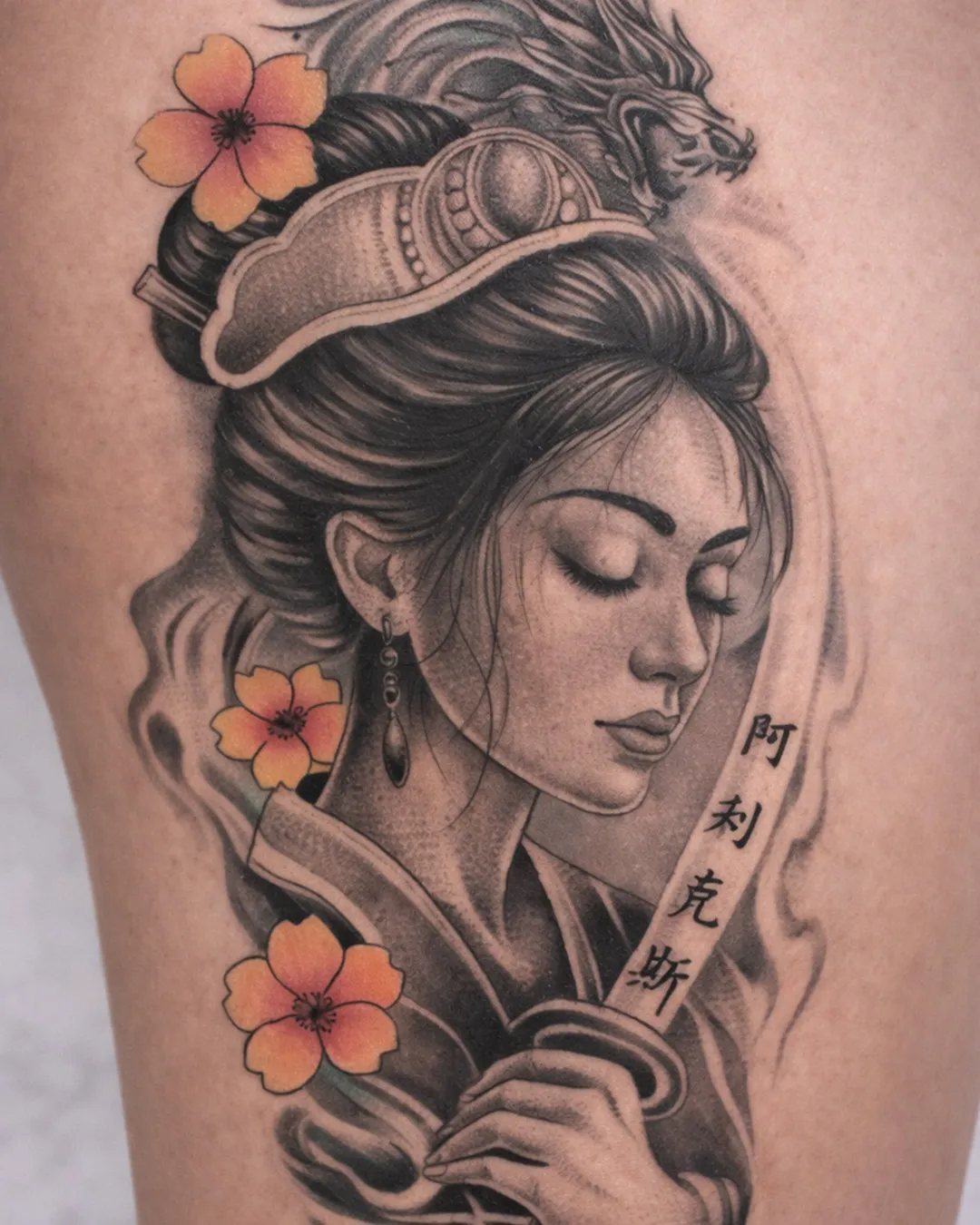 Tatouage geisha réaliste en black and grey avec des fleurs orange et un dragon