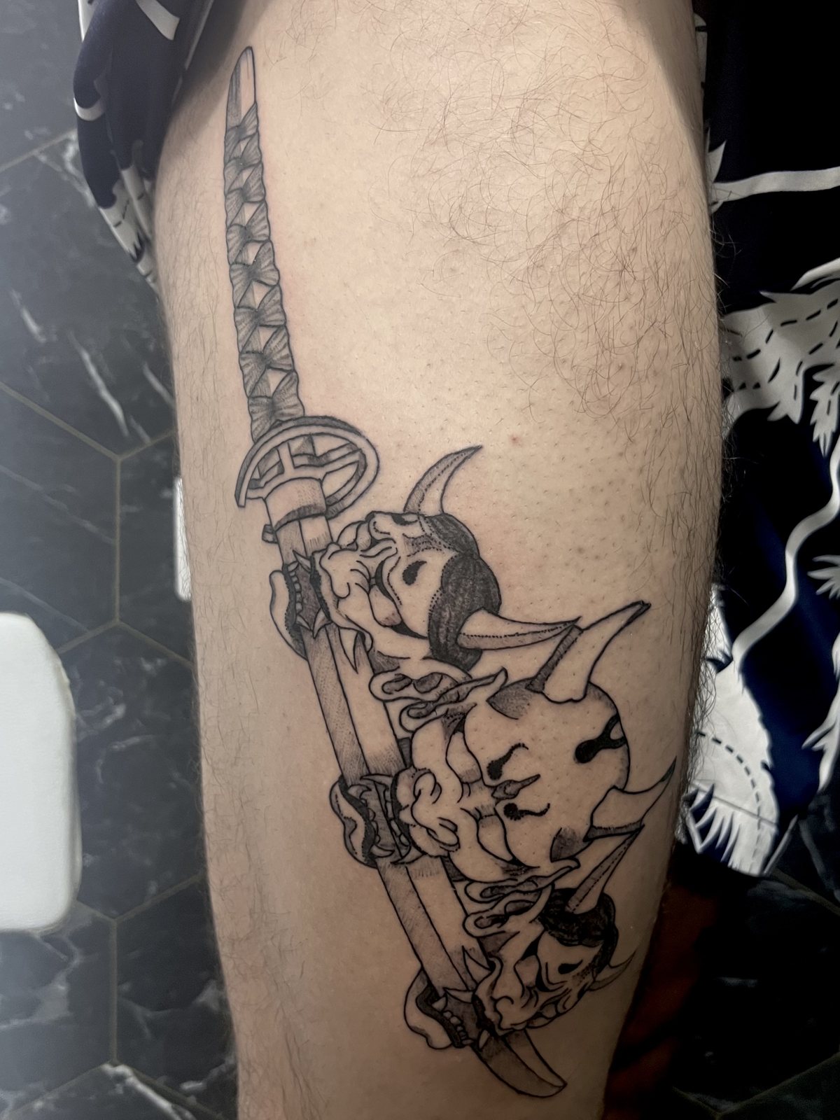 Tatouage katana et masque hannya sur la cuisse