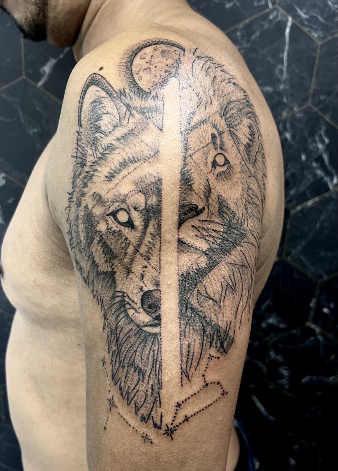 Tatouage moitié loup moitié lion avec la lune sur l’épaule
