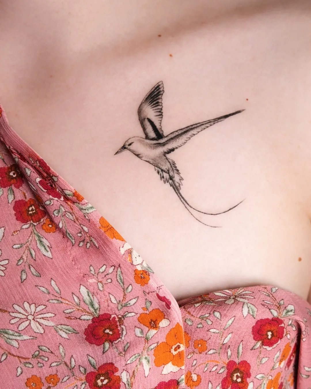 Tatouage paille-en-queue en fine line sur la clavicule