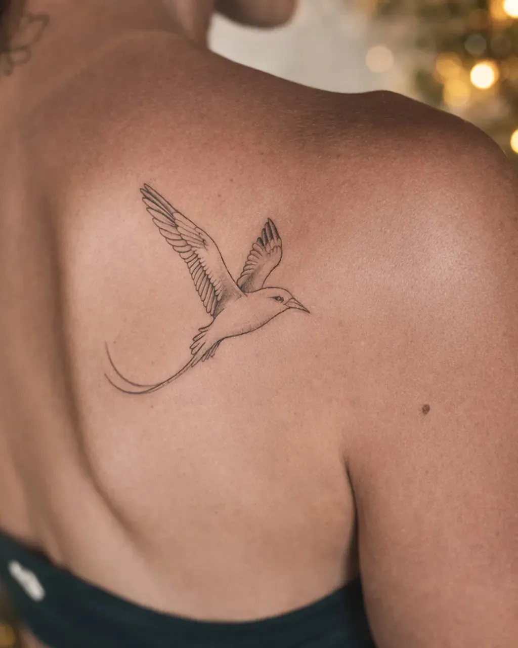 Tatouage paille-en-queue en fine line sur l’omoplate, réalisé par Mathieu à Saint-Louis, La Réunion