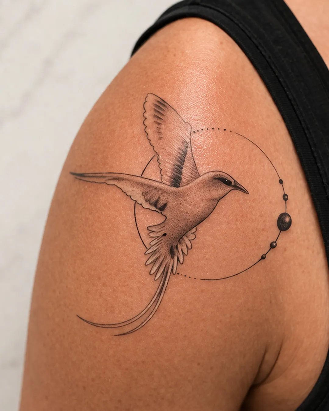 Tatouage paille-en-queue ombré en black and grey avec un cercle et une lune sur l’épaule