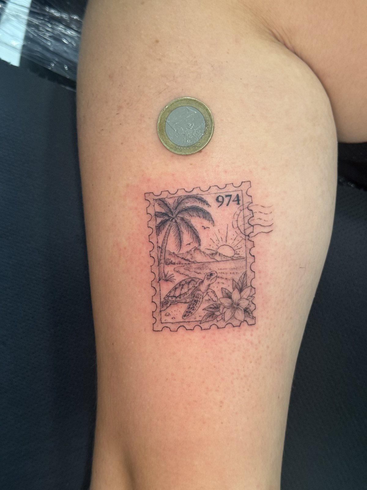 Petit tatouage timbre 974 avec palmier et fleurs