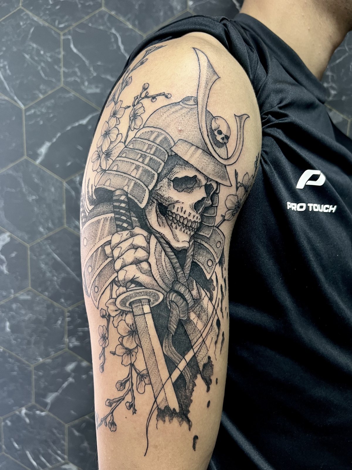 Tatouage samouraï squelette avec katana sur l’épaule