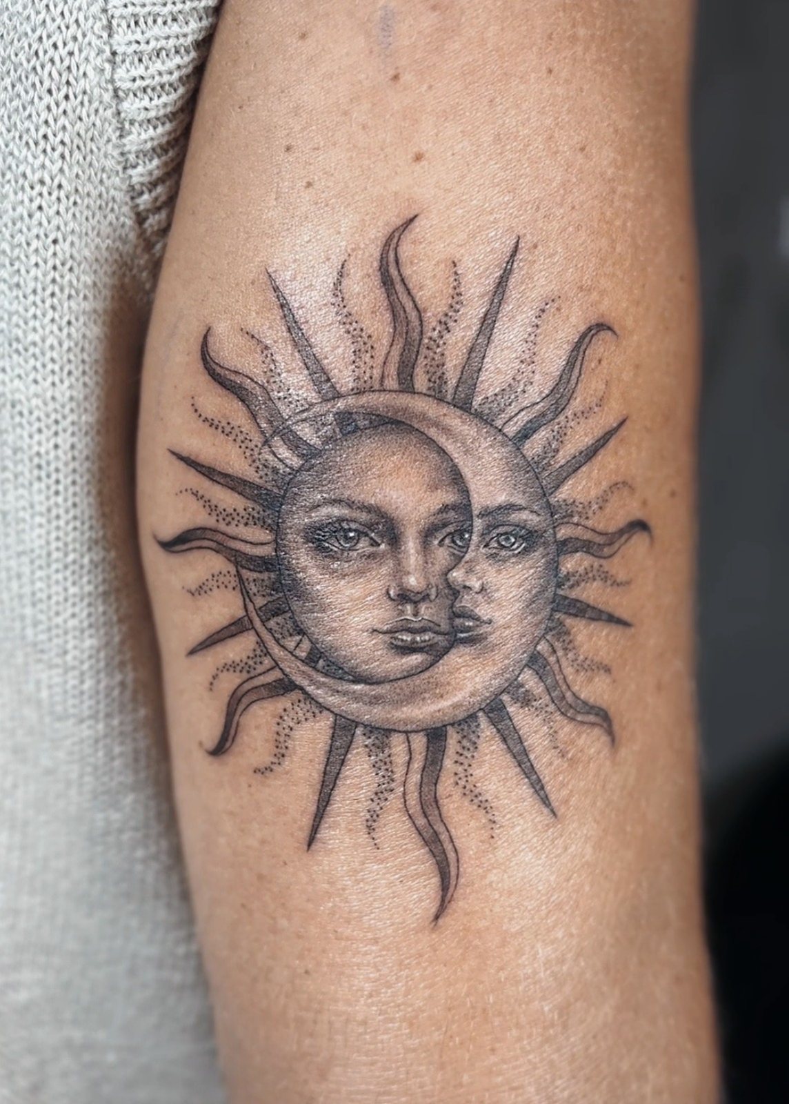 Tatouage soleil et lune réunis sur le bras