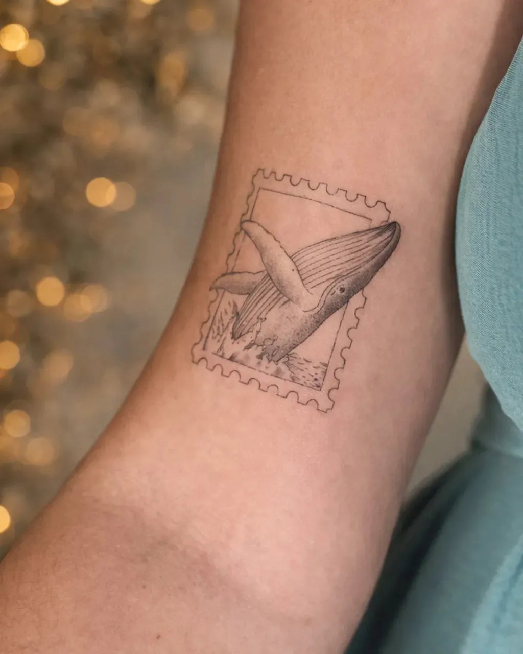 Tatouage timbre avec une baleine à bosse